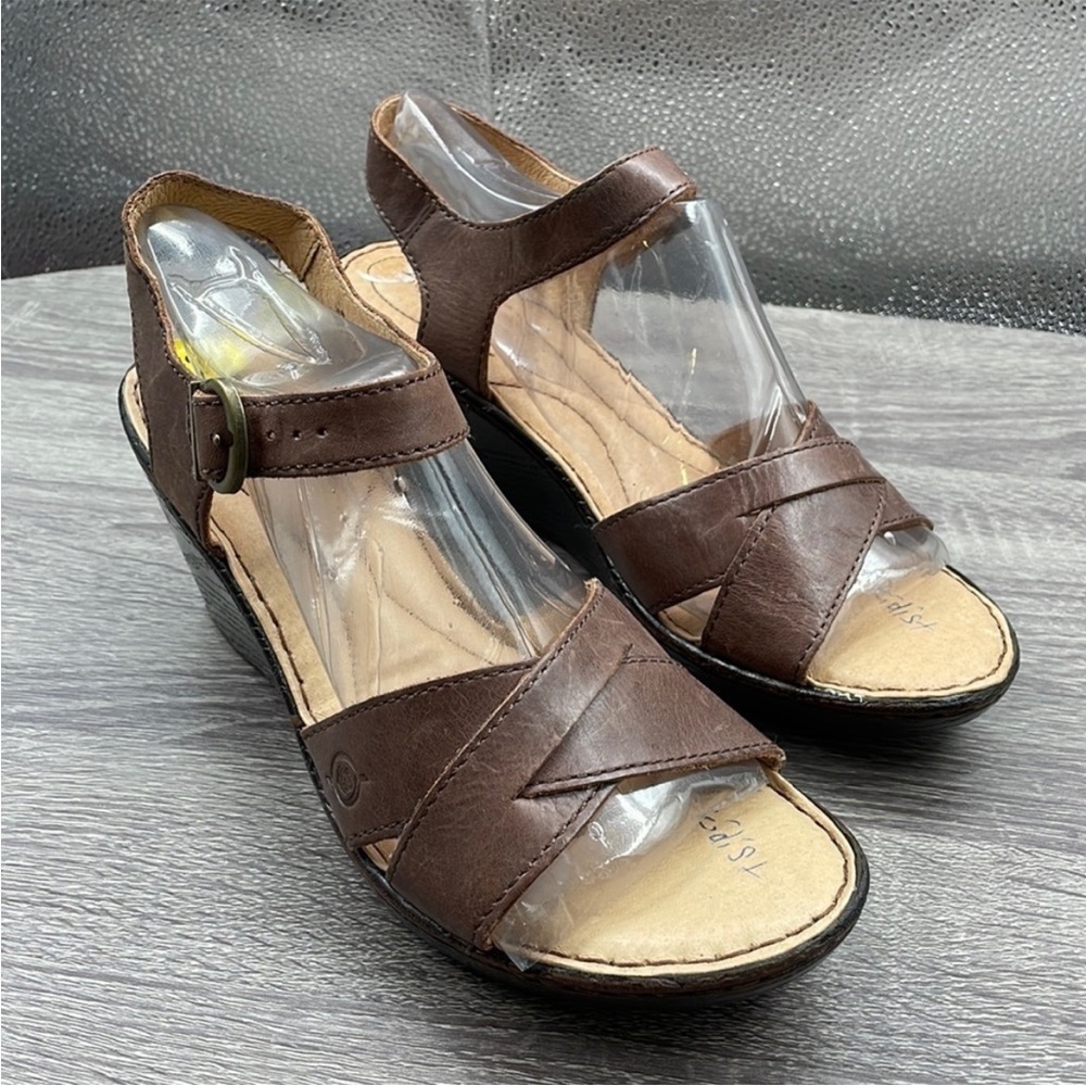 NEW! Born Hand Crafted Leather Strap Sandals. 9M.
